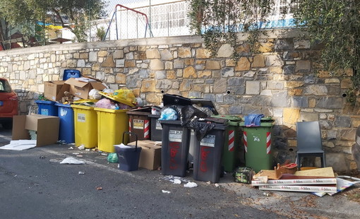 Imperia: i soliti incivili buttano sconsideratamente i rifiuti nella zona di Borgo D'Oneglia (Foto)