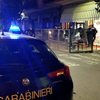 Riva Ligure: ubriaco fradicio disturba i clienti di un bar e aggredisce i Carabinieri chiamati sul posto