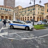 Imperia, grossa perdita di olio in piazza Dante: sul posto la polizia locale