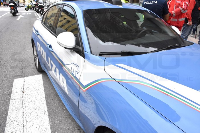 Imperia, trovato con mezz'etto di cocaina in auto aggredisce i poliziotti: arrestato sessantenne