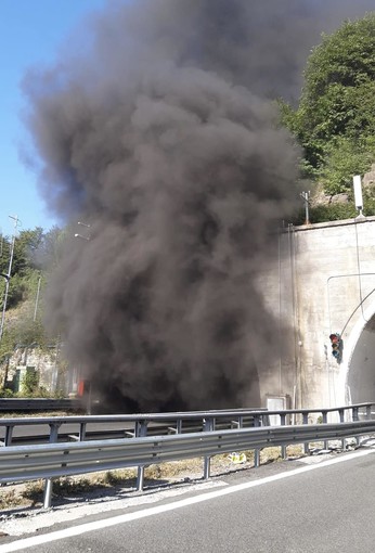 Liguria, pullman in fiamme in autostrada: traffico bloccato in entrambe le direzioni