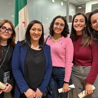 Veronica Russo con gli studenti premiati del Vieusseux di Imperia