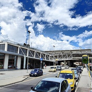 Taxi (sempre più) introvabili e la navetta non arriva: viaggiatori bloccati in stazione a Imperia