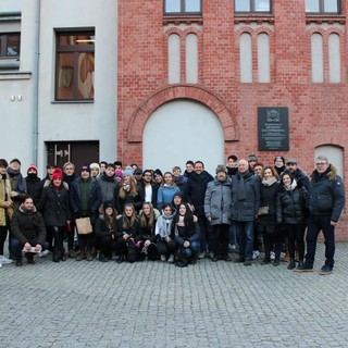 Il viaggio degli studenti liguri nei luoghi simbolo della persecuzione ebraica si conclude al  con la visita al museo “Powstania Warszawskiego” di Varsavia