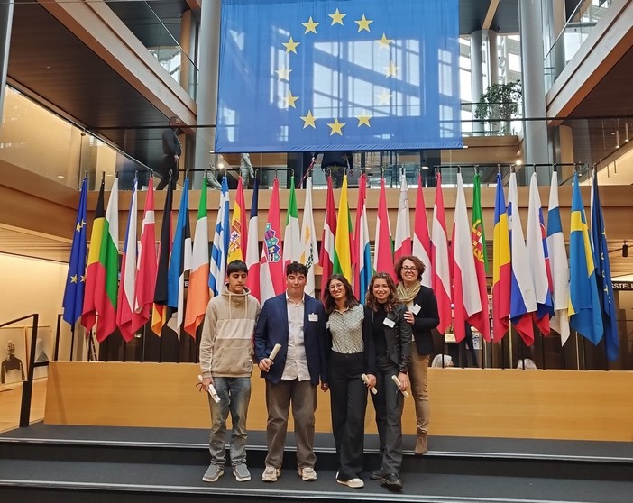 &quot;Diventiamo cittadini europei&quot;, gli studenti imperiesi entrano nel parlamento di Strasburgo