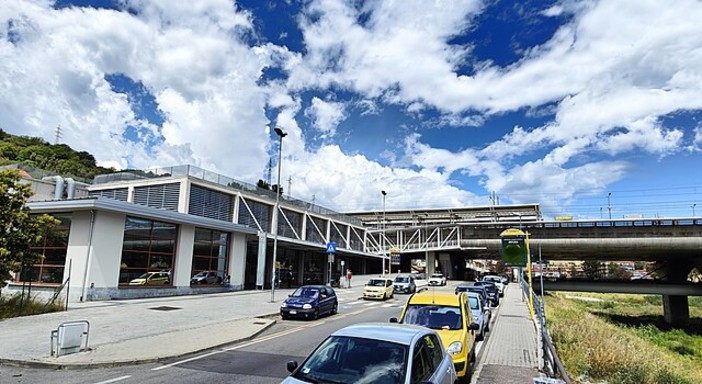 Taxi (sempre più) introvabili e la navetta non arriva: viaggiatori bloccati in stazione a Imperia