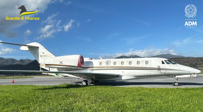 Sequestrato all'aeroporto di Albenga un jet privato da 10 milioni di euro di un imprenditore monegasco (Video)