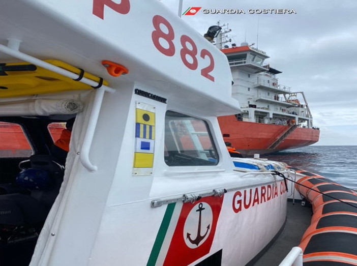 Imperia: malore a bordo, la Guardia Costiera soccorre il Comandante di un mercantile in transito