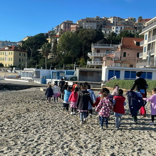 Imperia: gli alunni della scuola dell'Infanzia di piazza Roma oggi a lezione per imparare il mare (Foto)