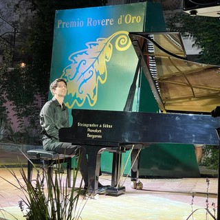 Tutto esaurito a San Bartolomeo al Mare per la serata finale del Rovere d'Oro: vince Stefano Andreatta