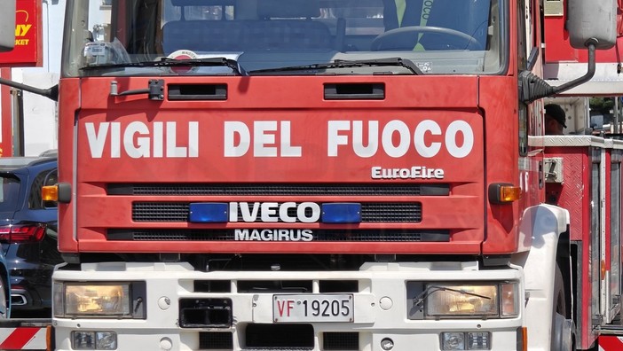 San Bartolomeo al Mare: incendio ad una gomma dopo la foratura, intervento dei vigili del fuoco al casello autostradale