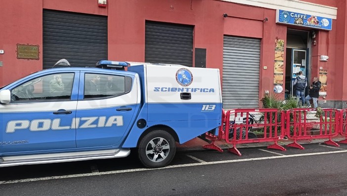 Ventimiglia: omicidio di piazza Cesare Battisti, questa mattina i rilievi della Scientifica al bar (Foto)