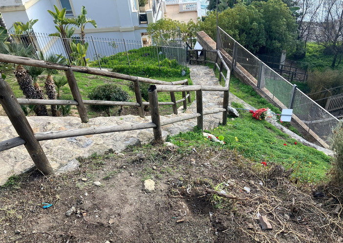 Bordighera: atto di vandalismo contro la targa di Baia Bagnabraghe, Ingenito &quot;Grave e vile episodio&quot; (Foto)