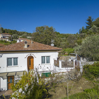 In vendita a Porto Maurizio porzione di villa bifamiliare disposta su un unico livello, con terrazza e giardino