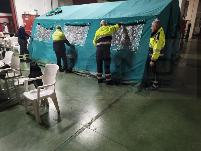 Sanremo: gli agricoltori piemontesi arrivano al Sud-Est, per loro una tenda e brandine al Mercato dei Fiori (Foto)