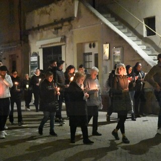 Riva Ligure: tanti giovani e quasi tutto il paese alla veglia di preghiera per Leonardo e i 5 amici feriti (Foto e Video)