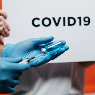 Vaccino Covid, quarta dose per gli over 60: modalità di prenotazione e somministrazione in provincia di Imperia