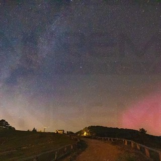 Spettacolari aurore boreali hanno dipinto nel tardo pomeriggio di domenica i cieli della provincia di Imperia