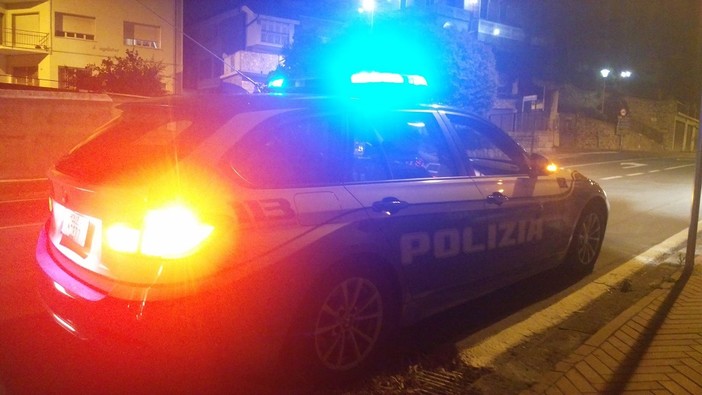 Imperia, uomo tenta di gettare moglie e figlio dal terrazzo: fermato dalla polizia