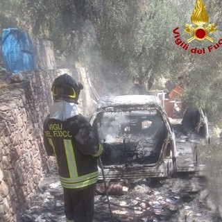 Auto a fuoco a Diano San Pietro, sul posto vigili del fuoco e carabinieri