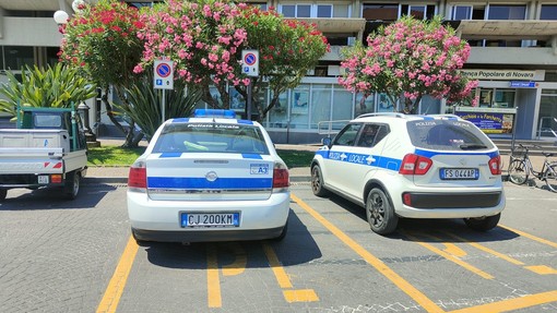 A Diano Marina un agente della polizia locale per le feste di Natale