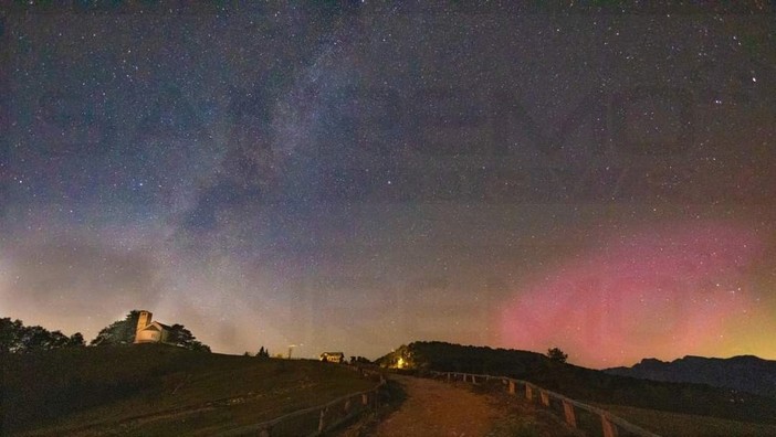 Spettacolari aurore boreali hanno dipinto nel tardo pomeriggio di domenica i cieli della provincia di Imperia