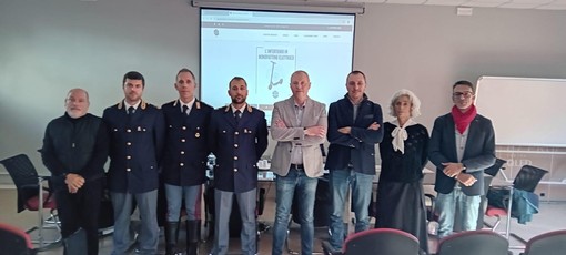 Ragazzi a scuola di... monopattino al Sei-Cpt di Imperia con la polizia stradale