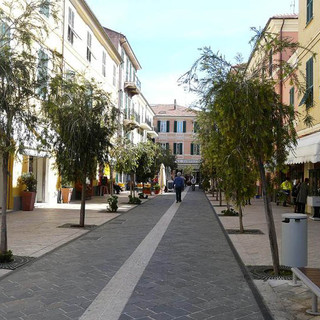 A Diano Marina lavaggio area pedonale e della passeggiata potenziato per l’estate