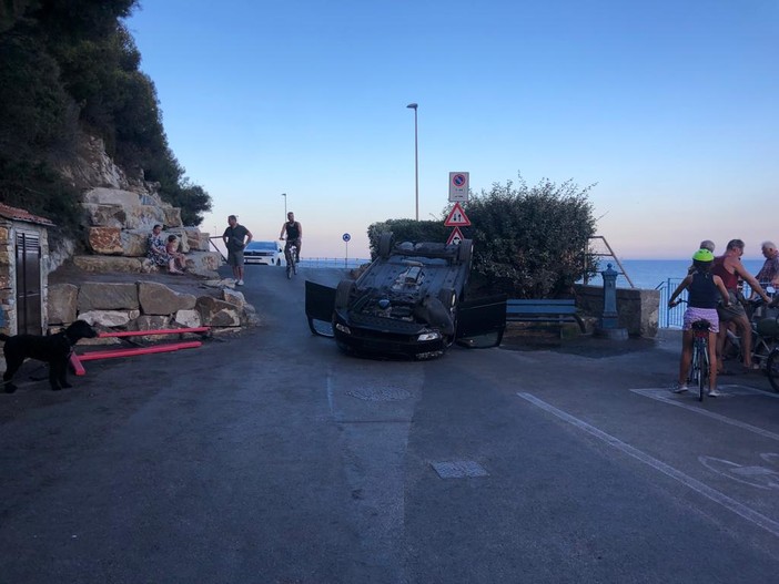 Imperia, coppia olandese si ribalta con l'auto all'ingresso dell'Incompiuta