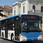 Bus Rt sempre più rari, la periferia di Imperia resta a piedi: la denuncia della mamma di un ragazzo  disabile