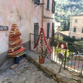 Dolcedo in festa con la rassegna dedicata agli Alberi di Natale per le vie del borgo (foto)