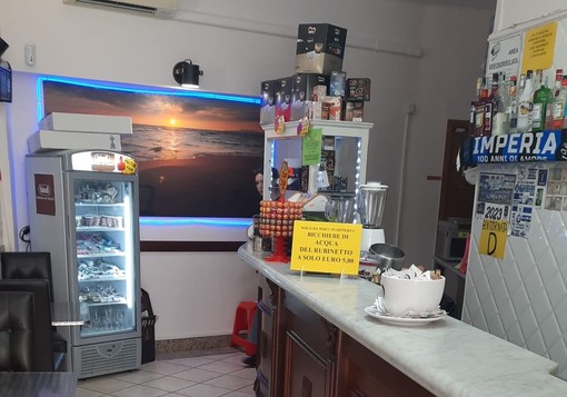 Acqua cara come il fuoco e al bar scatta la provocazione: un bicchiere 5 euro