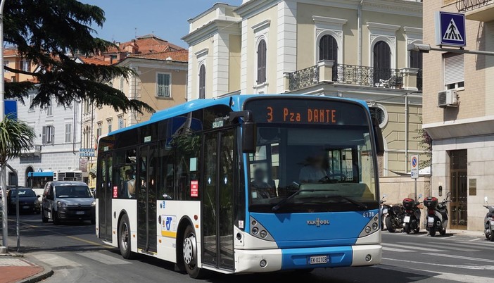 Bus Rt sempre più rari, la periferia di Imperia resta a piedi: la denuncia della mamma di un ragazzo  disabile