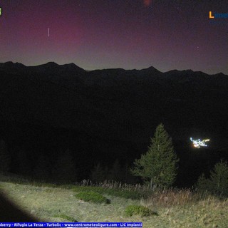 L’aurora boreale ha illuminato i cieli dell'Imperiese regalando uno spettacolo di luce dai colori violacei