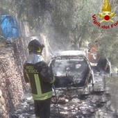 Auto a fuoco a Diano San Pietro, sul posto vigili del fuoco e carabinieri