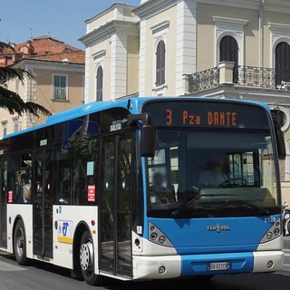 Bus Rt sempre più rari, la periferia di Imperia resta a piedi: la denuncia della mamma di un ragazzo  disabile