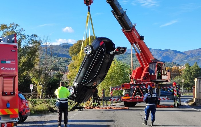 Auto finisce nel torrente ai Piani, illeso il conducente (foto)