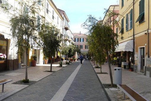 A Diano Marina lavaggio area pedonale e della passeggiata potenziato per l’estate