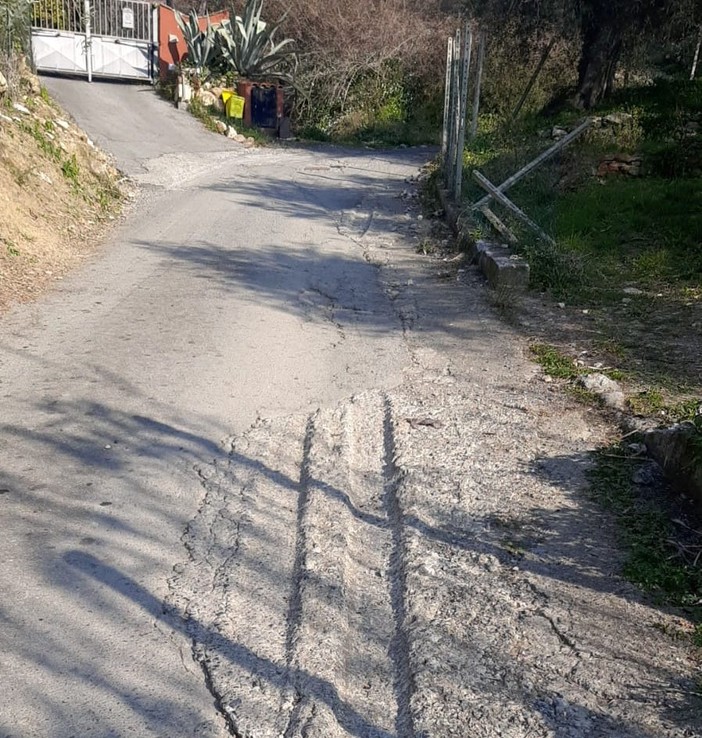 Imperia, asfalto gruviera e proteste in regione Panegai: &quot;Questa strada non è sicura&quot;