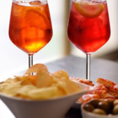 Imperia, aperitivo alla Marina. Una turista: &quot;Da mangiare solo per tre, la Coca non dà diritto agli stuzzichini&quot;