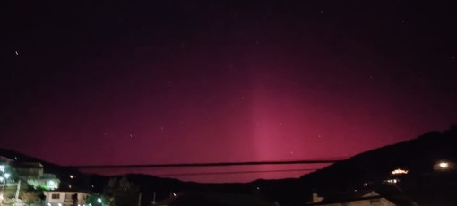 L’Aurora Boreale regala uno spettacolo inusuale alle spalle di Imperia