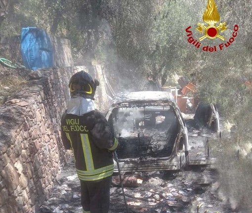 Auto a fuoco a Diano San Pietro, sul posto vigili del fuoco e carabinieri