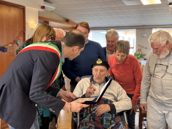 Diano Marina: festa per i suoi 100 anni, una targa ricordo ad Angelo Parodi per il traguardo raggiunto