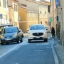 Blitz della polizia locale contro le auto in doppia fila a Caramagna: l'assessore Gagliano aveva promesso interventi