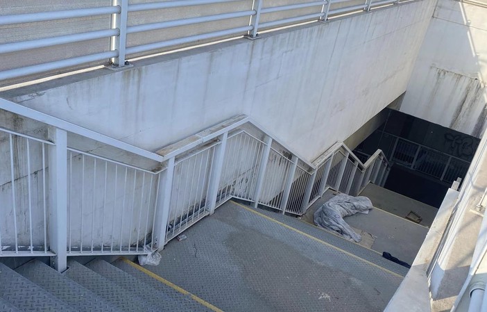 Sotto e sopra la stazione, a Imperia scoperti nuovi bivacchi di senzatetto