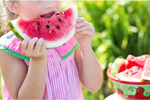 Caldo e bambini, i consigli del pediatra Barberio per proteggerli dalle alte temperature