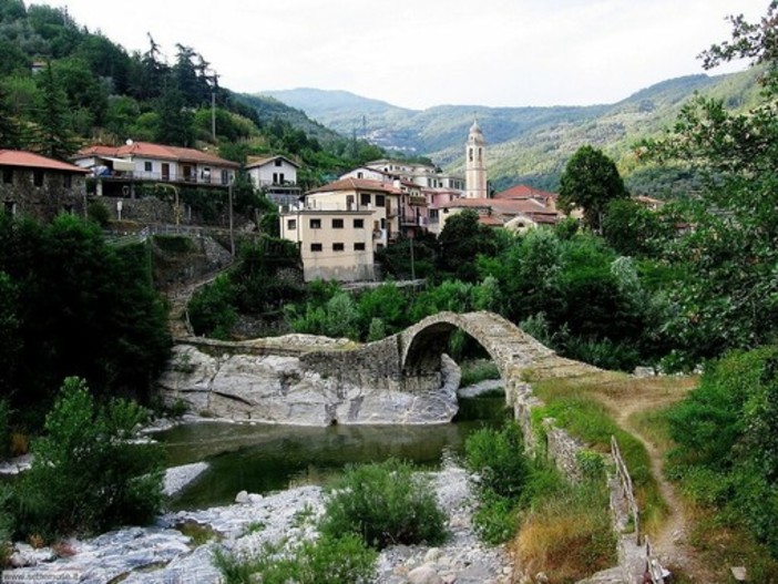 Via le vecchie lampadine, è rivoluzione dei lampioni a Borghetto d'Arroscia