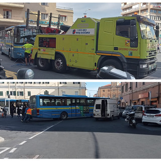 Bus della Riviera Trasporti in panne in largo Piana a Imperia, interviene il soccorso stradale