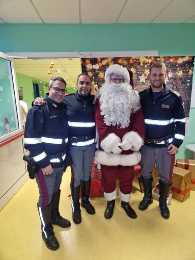 Il Babbo Natale della polizia stradale porta doni ai bimbi del Palasalute di Imperia