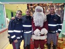 Il Babbo Natale della polizia stradale porta doni ai bimbi del Palasalute di Imperia